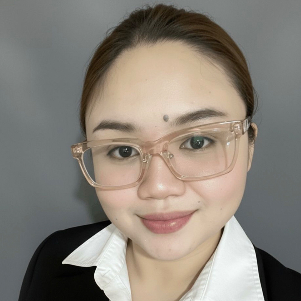 Headshot - Rachelle Reyes-Square